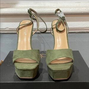 Shoedazzle Green Platform Heels